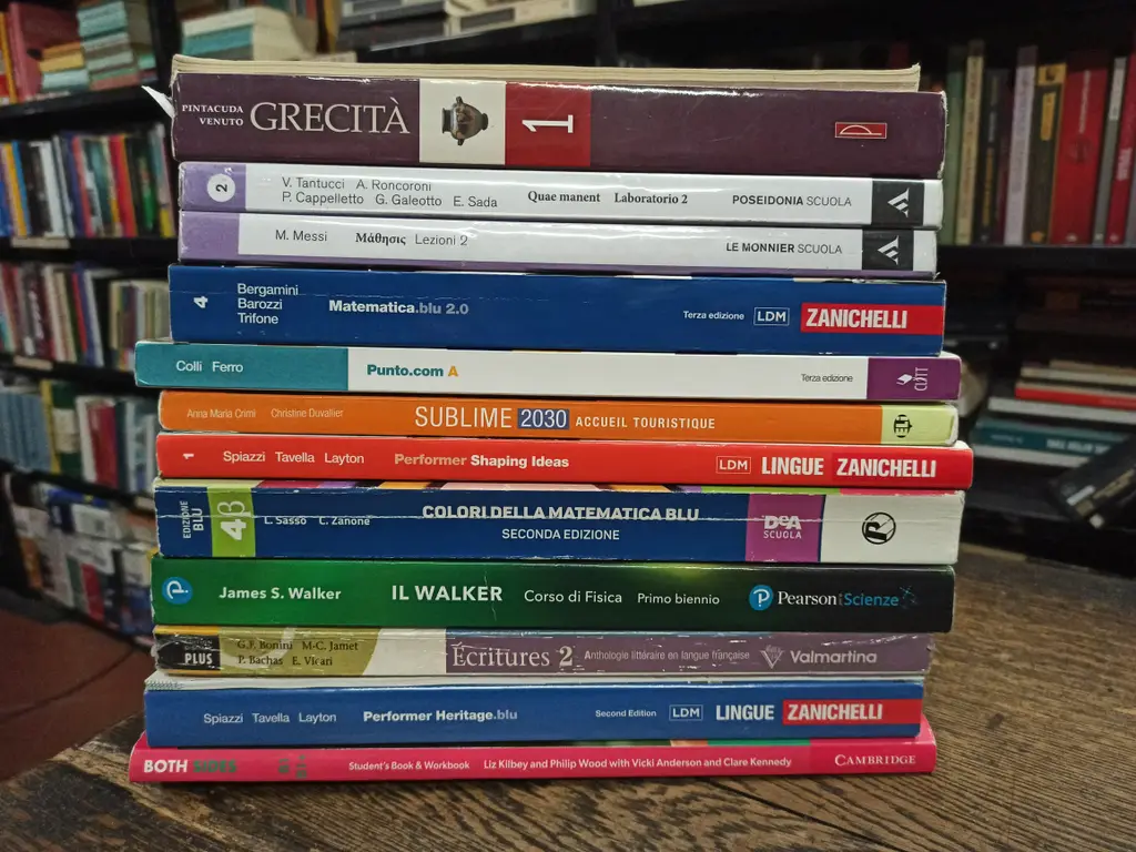 Esempio di foto di libri da vendere: volumi disposti con titoli e autori ben leggibili