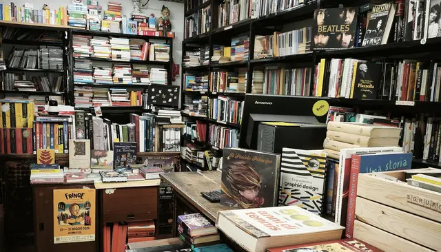 Il bancone della Libreria Asino D'Oro a Torino, tra libri di saggistica e narrativa